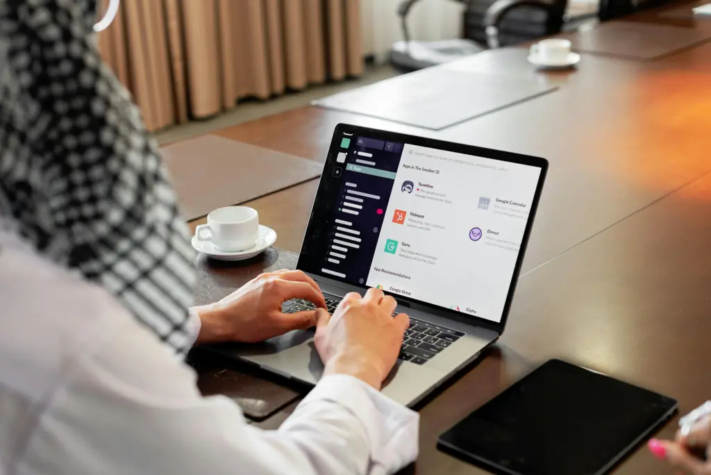 Sezer Reklam Ajansı - İşletmenizin İhtiyacı Olan Her Şey Günümüzün dijital dünyasındaki rekabet gücünün arttırılması, etkili bir reklam stratejisine sahip olmayı gerektirir. Sezer Reklam Ajansı , işletmenizin ihtiyaç duyduğu tüm hizmetleri profesyonel bir şekilde sunarak markanızı güçlendirmeye yardımcı olur. Kurumsal web tasarımından sosyal medya yönetimine, Google Ads kampanyalarından drone çekimlerine kadar geniş bir hizmet yelpazesiyle, işletmenizin tüm dijital faaliyetleriyle karşılıyoruz. 1. Kurumsal Web Tasarımı Modern ve kullanıcı dostu bir web sitesi, müşterilerinizin işletmenize ilişkin ilk kayıtlarını belirler. SEO uyumlu altyapı ile web siteniz, arama motorlarında daha üst sıralarda yer alır. Hızlı yazıcıların yükleme ve kullanıcı sistemi odaklı yapılandırılması , yönetimin sitenizde daha fazla zaman harcanmasını sağlar. 2. Google Ads Yönetimi Dijital pazarlamada hızlı sonuçlar elde etmek için Google Ads reklamları oldukça etkilidir. Sezer Reklam Ajansı , bütçenizi verimli bir şekilde yöneterek doğru hedef kitleye dağıtmayı sağlar. Kampanya performansı, veri analizi araçlarıyla sürekli optimize edilerek yatırım artırılarak (ROI) artırılır. 3. SEO Danışmanlığı Arama motoru sıralamalarında üstlerde yer almak, işletmenizin dijital sıra görünümünü arttırır. Anahtar kelime analizi , içerik görünümü ve teknik SEO çalışmaları ile web sitenizin performansı geliştirilir. Sürekli güncellenen SEO yöntemleriyle uzun vadeli başarı garanti edilir. 4. Sosyal Medya Yönetimi Sosyal medya, markanızın hedef kitlesiyle etkileşim kurması için etkili bir platformdur. Profesyonel içerik üretimi , düzenli paylaşımlar ve reklam yönetimiyle, sosyal medya hesaplarınızda aktif bir görünüm sağlanır. Instagram, Facebook ve LinkedIn gibi platformlarda markanızı büyütmek için indirmek için çözümler sunuyoruz. 5. Google Haritalar Kaydı Yerel müşterilerinizin işletmenizi kolayca bulabilmesi için Google Haritalar kaydı büyük önem taşıyor. Optimize edilmiş bir Google My Business profili , yerel aramalarda öne çıkmanızı sağlar. Sezer Reklam Ajansı, doğru bilgilerle harita kaydınızı düzenleyerek müşteri erişiminizi artırır. 6.Grafik Tasarım Markanızın görsel kişiliği, müşterilerinizde bıraktığınız bakış açısından kritik bir kullanıcıya sahiptir. Logo, broşür, bayrak ve dijital banner tasarımları , markanızın profesyonel bir görünüm kazanmasını sağlar. Kreatif ekibimiz, markanızı en iyi şekilde yansıtan özgün tasarımlar oluşturur. 7. Dijital Marka Danışmanlığı Dijital dünyada güçlü bir marka oluşturmak ve büyütmek, profesyonel bir yaklaşımla mümkündür. Sezer Reklam Ajansı , markanızın dijital stratejilerini belirler ve uygular. Sosyal medya, SEO ve dijital reklamcılık hizmetleriyle markanızı öne çıkarır. 8. E-Ticaret Danışmanlığı E-ticarette başarıya ulaşmak için doğru bir stratejiye ihtiyaç vardır. SEO uyumlu e-ticaret web siteleri tasarlayarak ürünlerinizi geniş kitlelere ulaştırıyoruz. Pazaryeri güncelleme ve reklam yönetimi ile satışlarınızı artırıyoruz. 9. Ürün Pazarlaması Doğru ürün pazarlama stratejisi, markanızın hedef kitlesiyle bağ kurmasını sağlar. Hedef kitle analizi ve ürün yaşamlarıyla satışlarınızı yükseltiyoruz. Görsel ve video içerikleriyle birlikte sunulan kampanyalar, ürünlerinizin etkili bir şekilde tanıtılmasını sağlar. 10. E-Ticaret Web Sitesi Tasarımı E-ticaret siteleri, dijital satış hedefinize ulaşmanızda önemli bir rol oynar. Kullanıcı dostu, güvenli ve SEO uyumlu pazarlama, müşteri deneyiminizi üst seviyeye taşıyor. Mobil uyumlu ve hızlı yükleme rakiplerinizle rakiplerinizden bir adım ileri geçersiniz. 11. Kurumsal Kimlik Tasarımı Markanızın vizyonunun yansımasını gösteren bir kurumsal kimlik, müşterilerinizin güvenini kazanmanızı sağlar. Logo, yazı tipi, renk paleti ve diğer görsel unsurlar , markanızın güçlü bir kimliğini kazanmasını sağlar. Her ayrıntı, profesyonel bir yaklaşımla planlanır. 12. Reklam ve Kampanya Filmleri Etkileyici reklam filmleri, markanızı hedef kitlenize güçlü bir şekilde tanıtmanın en etkili yollarından biridir. Profesyonel ekipman ve yaratıcı senaryolar ile dikkat çekici içerikler üretiyoruz. Ürün tanıtımlarından etkinlik videolarına kadar çeşitli beklentilerinize yönelik çözümler sunuyoruz. 13. Drone Çekimi Drone çekimleri, etkinlik ve tanıtımlarınıza farklı bir boyut kazandırıyor. Havadan çekilen videolar ve fotoğraflar , projelerinizi dikkat çekici hale getirir. Gayrimenkul ve etkinlik sektörleri için özel çözümler sunuyoruz. 14. Sosyal Medya Reklam Yönetimi Sosyal medya reklamlarıyla geniş kitlelere ulaşmak artık daha kolay. Facebook, Instagram ve LinkedIn gibi platformlarda reklam kampanyalarınızı yöneterek harcama tutarlarınızı artırıyoruz. Reklam bütçenizi optimize ederek en iyi sonuçları elde edebilirsiniz. 15. SEM (Arama Motoru Pazarlaması) Arama motorları üzerinden kısa sürede sonuç almak için SEM çalışmaları oldukça verimlidir. Doğru anahtar kelimeler ve etkili reklam metinleriyle, hedef kitlenize dağıtılabilir. Kampanyayı sürekli izleyerek başarıyı artırıyoruz. Neden Sezer Reklam Ajansı? Sezer Reklam Ajansı, işletmenizin dijital dünyada güçlü bir varlık göstermesi için ihtiyaç duyduğu tüm hizmetleri tek bir çatı altında toplar. Profesyonel ekibimiz, müşteri odaklı yaklaşımlar ve çözümleyici çözümlerle rakiplerinizden bir adım öne geçer. Dijital dünyada fark yaratmak istiyorsanız, Sezer Reklam Ajansı ile iletişime geçin. Daha fazla görünürlük, daha fazla müşteri ve daha fazla kazanç için doğru yerdesiniz!