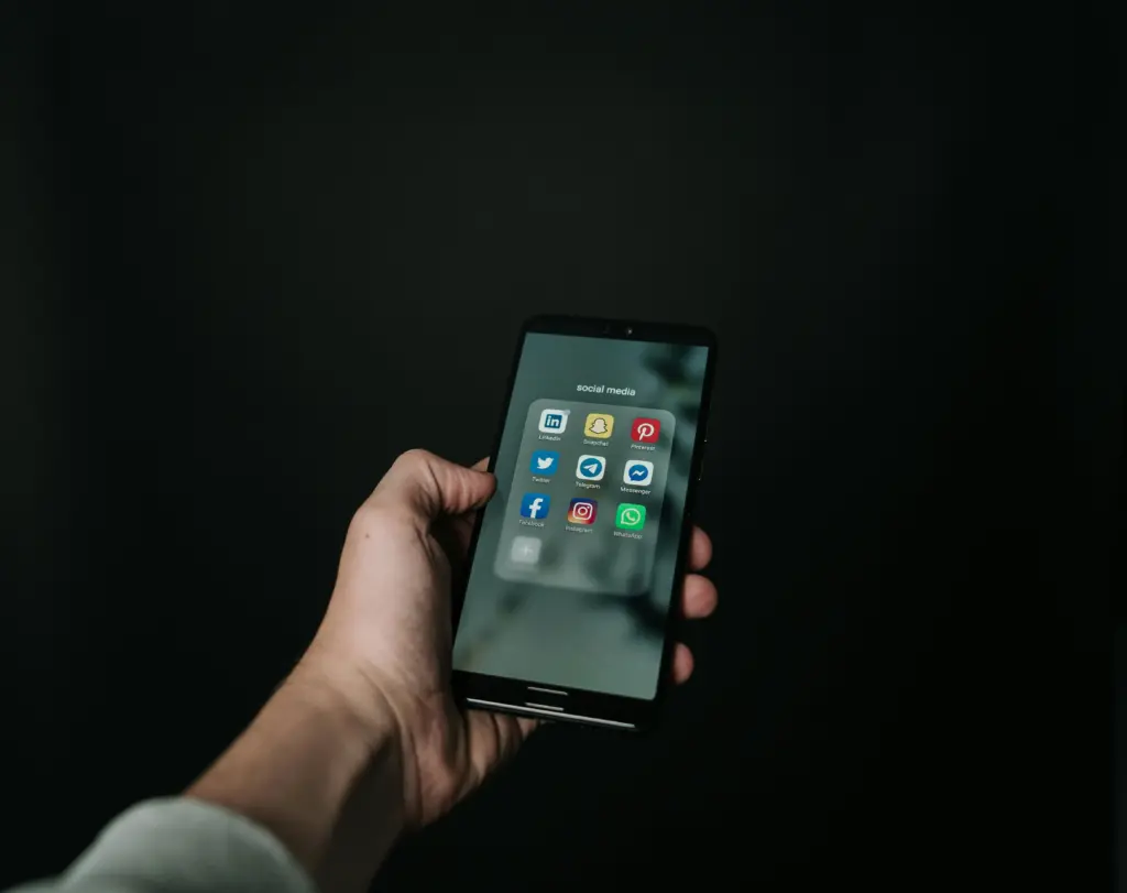 Sezer Reklam Ajansı - İşletmenizin İhtiyacı Olan Her Şey Günümüzün dijital dünyasındaki rekabet gücünün arttırılması, etkili bir reklam stratejisine sahip olmayı gerektirir. Sezer Reklam Ajansı , işletmenizin ihtiyaç duyduğu tüm hizmetleri profesyonel bir şekilde sunarak markanızı güçlendirmeye yardımcı olur. Kurumsal web tasarımından sosyal medya yönetimine, Google Ads kampanyalarından drone çekimlerine kadar geniş bir hizmet yelpazesiyle, işletmenizin tüm dijital faaliyetleriyle karşılıyoruz. 1. Kurumsal Web Tasarımı Modern ve kullanıcı dostu bir web sitesi, müşterilerinizin işletmenize ilişkin ilk kayıtlarını belirler. SEO uyumlu altyapı ile web siteniz, arama motorlarında daha üst sıralarda yer alır. Hızlı yazıcıların yükleme ve kullanıcı sistemi odaklı yapılandırılması , yönetimin sitenizde daha fazla zaman harcanmasını sağlar. 2. Google Ads Yönetimi Dijital pazarlamada hızlı sonuçlar elde etmek için Google Ads reklamları oldukça etkilidir. Sezer Reklam Ajansı , bütçenizi verimli bir şekilde yöneterek doğru hedef kitleye dağıtmayı sağlar. Kampanya performansı, veri analizi araçlarıyla sürekli optimize edilerek yatırım artırılarak (ROI) artırılır. 3. SEO Danışmanlığı Arama motoru sıralamalarında üstlerde yer almak, işletmenizin dijital sıra görünümünü arttırır. Anahtar kelime analizi , içerik görünümü ve teknik SEO çalışmaları ile web sitenizin performansı geliştirilir. Sürekli güncellenen SEO yöntemleriyle uzun vadeli başarı garanti edilir. 4. Sosyal Medya Yönetimi Sosyal medya, markanızın hedef kitlesiyle etkileşim kurması için etkili bir platformdur. Profesyonel içerik üretimi , düzenli paylaşımlar ve reklam yönetimiyle, sosyal medya hesaplarınızda aktif bir görünüm sağlanır. Instagram, Facebook ve LinkedIn gibi platformlarda markanızı büyütmek için indirmek için çözümler sunuyoruz. 5. Google Haritalar Kaydı Yerel müşterilerinizin işletmenizi kolayca bulabilmesi için Google Haritalar kaydı büyük önem taşıyor. Optimize edilmiş bir Google My Business profili , yerel aramalarda öne çıkmanızı sağlar. Sezer Reklam Ajansı, doğru bilgilerle harita kaydınızı düzenleyerek müşteri erişiminizi artırır. 6.Grafik Tasarım Markanızın görsel kişiliği, müşterilerinizde bıraktığınız bakış açısından kritik bir kullanıcıya sahiptir. Logo, broşür, bayrak ve dijital banner tasarımları , markanızın profesyonel bir görünüm kazanmasını sağlar. Kreatif ekibimiz, markanızı en iyi şekilde yansıtan özgün tasarımlar oluşturur. 7. Dijital Marka Danışmanlığı Dijital dünyada güçlü bir marka oluşturmak ve büyütmek, profesyonel bir yaklaşımla mümkündür. Sezer Reklam Ajansı , markanızın dijital stratejilerini belirler ve uygular. Sosyal medya, SEO ve dijital reklamcılık hizmetleriyle markanızı öne çıkarır. 8. E-Ticaret Danışmanlığı E-ticarette başarıya ulaşmak için doğru bir stratejiye ihtiyaç vardır. SEO uyumlu e-ticaret web siteleri tasarlayarak ürünlerinizi geniş kitlelere ulaştırıyoruz. Pazaryeri güncelleme ve reklam yönetimi ile satışlarınızı artırıyoruz. 9. Ürün Pazarlaması Doğru ürün pazarlama stratejisi, markanızın hedef kitlesiyle bağ kurmasını sağlar. Hedef kitle analizi ve ürün yaşamlarıyla satışlarınızı yükseltiyoruz. Görsel ve video içerikleriyle birlikte sunulan kampanyalar, ürünlerinizin etkili bir şekilde tanıtılmasını sağlar. 10. E-Ticaret Web Sitesi Tasarımı E-ticaret siteleri, dijital satış hedefinize ulaşmanızda önemli bir rol oynar. Kullanıcı dostu, güvenli ve SEO uyumlu pazarlama, müşteri deneyiminizi üst seviyeye taşıyor. Mobil uyumlu ve hızlı yükleme rakiplerinizle rakiplerinizden bir adım ileri geçersiniz. 11. Kurumsal Kimlik Tasarımı Markanızın vizyonunun yansımasını gösteren bir kurumsal kimlik, müşterilerinizin güvenini kazanmanızı sağlar. Logo, yazı tipi, renk paleti ve diğer görsel unsurlar , markanızın güçlü bir kimliğini kazanmasını sağlar. Her ayrıntı, profesyonel bir yaklaşımla planlanır. 12. Reklam ve Kampanya Filmleri Etkileyici reklam filmleri, markanızı hedef kitlenize güçlü bir şekilde tanıtmanın en etkili yollarından biridir. Profesyonel ekipman ve yaratıcı senaryolar ile dikkat çekici içerikler üretiyoruz. Ürün tanıtımlarından etkinlik videolarına kadar çeşitli beklentilerinize yönelik çözümler sunuyoruz. 13. Drone Çekimi Drone çekimleri, etkinlik ve tanıtımlarınıza farklı bir boyut kazandırıyor. Havadan çekilen videolar ve fotoğraflar , projelerinizi dikkat çekici hale getirir. Gayrimenkul ve etkinlik sektörleri için özel çözümler sunuyoruz. 14. Sosyal Medya Reklam Yönetimi Sosyal medya reklamlarıyla geniş kitlelere ulaşmak artık daha kolay. Facebook, Instagram ve LinkedIn gibi platformlarda reklam kampanyalarınızı yöneterek harcama tutarlarınızı artırıyoruz. Reklam bütçenizi optimize ederek en iyi sonuçları elde edebilirsiniz. 15. SEM (Arama Motoru Pazarlaması) Arama motorları üzerinden kısa sürede sonuç almak için SEM çalışmaları oldukça verimlidir. Doğru anahtar kelimeler ve etkili reklam metinleriyle, hedef kitlenize dağıtılabilir. Kampanyayı sürekli izleyerek başarıyı artırıyoruz. Neden Sezer Reklam Ajansı? Sezer Reklam Ajansı, işletmenizin dijital dünyada güçlü bir varlık göstermesi için ihtiyaç duyduğu tüm hizmetleri tek bir çatı altında toplar. Profesyonel ekibimiz, müşteri odaklı yaklaşımlar ve çözümleyici çözümlerle rakiplerinizden bir adım öne geçer. Dijital dünyada fark yaratmak istiyorsanız, Sezer Reklam Ajansı ile iletişime geçin. Daha fazla görünürlük, daha fazla müşteri ve daha fazla kazanç için doğru yerdesiniz!