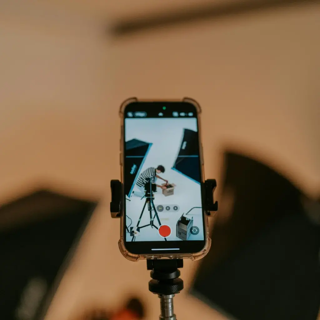 Sezer Reklam Ajansı - Dijital Dünyada İşletmenizin İhtiyacı Olan Her Şey Kurumsal Kimlik Tasarımı ile Güçlü Bir Marka İmajı Oluşturun Kurumsal kimlik tasarımı, markaların dış dünyaya karşı profesyonel, güvenilir ve akılda kalıcı bir izlenim yaratmalarının temel yoludur. Sezer Reklam Ajansı olarak; logo, kartvizit, antetli kağıt, kurumsal dosya ve katalog tasarımı gibi tüm kurumsal kimlik unsurlarını işletmenize özel olarak tasarlıyoruz. Markanızın değerlerini yansıtan tutarlı bir kimlik, hedef kitlenizin gözünde güçlü bir imaj oluşturur ve rakiplerinizin bir adım önüne geçmenizi sağlar. Kurumsal Web Tasarımı ile Profesyonel Online Varlık Bir web sitesi, dijital dünyada işletmenizin vitrini konumundadır. Sezer Reklam Ajansı, modern, mobil uyumlu, hızlı ve kullanıcı dostu kurumsal web tasarımları ile markanızı dijital ortamda başarıyla temsil eder. Her sektöre uygun özgün tasarımlar, müşteri memnuniyeti ve dönüşüm odaklı içerik yapısıyla birleşir. SEO uyumlu altyapımız sayesinde siteniz arama motorlarında daha görünür hale gelir. E-Ticaret Web Siteleri ile Satışa Dönüşen Trafik E-ticaret, günümüz ticaret dünyasının vazgeçilmez parçasıdır. Sezer Reklam Ajansı, işletmelere özel e-ticaret web siteleri ile ürünlerinizi 7/24 dünyanın her yerine satma imkanı sunar. Kullanıcı deneyimini ön planda tutan, güvenli ödeme sistemleri entegre edilmiş, SEO ve mobil uyumluluğu yüksek e-ticaret siteleriyle satışlarınızı artırın. SEO (Arama Motoru Optimizasyonu) ile Zirveye Çıkın İnternet kullanıcılarının büyük çoğunluğu arama motorları üzerinden bilgiye ulaşır. Sezer Reklam Ajansı, SEO hizmeti ile web sitenizin Google başta olmak üzere tüm arama motorlarında üst sıralarda yer almasını sağlar. Anahtar kelime analizi, içerik optimizasyonu, teknik SEO ve site hızı gibi unsurlar titizlikle uygulanır. Böylece organik trafiğiniz artar, satışlarınız büyür. SEO Danışmanlığı ile Stratejik Başarı Uzun vadeli SEO başarısı, stratejik planlama ve sürekli analiz gerektirir. Sezer Reklam Ajansı'nın sunduğu SEO danışmanlığı hizmetiyle, web sitenizin performansını analiz eder, eksiklerini belirler ve özel çözümler sunarız. Aylık raporlamalar, rekabet analizleri ve hedef odaklı SEO çalışmaları ile markanızı dijitalde sürdürülebilir başarıya ulaştırırız. SEM (Arama Motoru Pazarlaması) ile Anında Sonuç Google Ads gibi arama motoru reklamları, hedef kitlenize hızlı bir şekilde ulaşmanın etkili yoludur. Sezer Reklam Ajansı, SEM hizmetleriyle işletmenizin ürün veya hizmetlerini Google’da üst sıralara taşır. Reklam bütçenizi en verimli şekilde kullanarak maksimum dönüşüm sağlar, doğru anahtar kelimelerle hedef kitleye ulaşmanızı kolaylaştırır. Google Ads Yönetimi ile Yatırımınızı Kazanca Çevirin Google Ads kampanyalarının başarılı olması; doğru hedefleme, etkili reklam metinleri ve analiz odaklı yönetimle mümkündür. Sezer Reklam Ajansı, Google Ads reklamlarınızı profesyonelce yöneterek daha fazla tıklama, daha düşük maliyet ve daha yüksek dönüşüm oranı sağlar. Reklam bütçenizi kontrol altına alın, kazancınızı artırın. Sosyal Medya Reklam Yönetimi ile Etkileşim Artırın Facebook, Instagram ve diğer sosyal medya platformları, marka bilinirliğinizi artırmak için büyük fırsatlar sunar. Sezer Reklam Ajansı, sosyal medya reklam yönetimiyle hedef kitlenizi analiz eder, ilgi çekici reklam içerikleri üretir ve kampanyalarınızı etkili şekilde yönetir. Hedef kitlenize nokta atışı ulaşarak satışa dönüşen etkileşimler elde edin. Sosyal Medya Yönetimi ile Aktif Bir Marka Kimliği Markanızın sosyal medyada aktif ve etkili olması, dijital varlığınızı güçlendirir. Sezer Reklam Ajansı, sosyal medya hesaplarınız için düzenli içerik üretimi, takipçi etkileşimi ve marka kimliği yönetimi yapar. Hedef kitlenize uygun içerikler ile markanızı gündemde tutar, müşteri sadakati oluşturur. Google Haritalar Kaydı ile Yerel Görünürlüğünüzü Artırın Yerel işletmeler için Google Haritalar kaydı olmazsa olmazdır. Sezer Reklam Ajansı, işletmenizin Google Haritalar’da yer almasını sağlar, konum bilginiz ve iletişim detaylarınızla potansiyel müşterilere ulaşmanıza yardımcı olur. Haritalarda görünürlüğünüz artar, müşteri sayınız çoğalır. Dijital Marka Danışmanlığı ile Stratejik Büyüme Dijital marka danışmanlığı, markanızın online alanda nasıl konumlanacağına dair yol haritasıdır. Sezer Reklam Ajansı, dijital marka danışmanlığı hizmetiyle markanızın dijital varlıklarını analiz eder, hedef kitlenizi tanımlar ve doğru stratejilerle marka değerini artırır. E-Ticaret Danışmanlığı ile Başarıya Giden Yol E-ticaret sitesi olan işletmeler için satış artırma stratejileri, stok yönetimi ve dijital pazarlama planlaması kritik öneme sahiptir. Sezer Reklam Ajansı, e-ticaret danışmanlığı ile satışlarınıza ivme kazandırır, kullanıcı deneyimini geliştirir ve sürdürülebilir büyüme sağlar. Ürün Pazarlaması ile Etkili Tanıtım Ürün pazarlaması, doğru kitleye ulaşmanın temelidir. Sezer Reklam Ajansı, ürünlerinizi dijital ortamda öne çıkarmak için stratejik içerik üretimi, SEO, sosyal medya ve reklam yönetimi ile satışa dönüşen kampanyalar geliştirir. Grafik Tasarım ile Görselliğin Gücü Marka algısını belirleyen en önemli unsurlardan biri görsel tasarımdır. Sezer Reklam Ajansı, logo, afiş, broşür, sosyal medya tasarımı ve daha fazlasını içeren profesyonel grafik tasarım hizmeti sunar. Her detayda markanızın kimliğini yansıtır. Kurumsal Tanıtım Filmleri ile Profesyonel Sunum Tanıtım filmleri, işletmenizi etkili şekilde tanıtmanın ve güven oluşturmanın en iyi yoludur. Sezer Reklam Ajansı, yüksek kaliteli kurumsal tanıtım filmleri ile markanızın değerlerini hedef kitlenize en iyi şekilde yansıtır. Marka ve Ürün Videoları ile Satış Artırıcı Etki Ürün tanıtım videoları, müşteri karar sürecini hızlandırır. Sezer Reklam Ajansı, kreatif video içerikleri ile ürünlerinizi görsel olarak tanıtır, müşterilerinizin ilgisini çeker ve satışlarınızı artırır. Reklam ve Kampanya Filmleri ile Etkileşim Reklam kampanyalarınızı profesyonel videolarla destekleyerek dikkat çekin. Sezer Reklam Ajansı, yaratıcı senaryolar ve kaliteli prodüksiyon ile marka mesajınızı güçlü bir şekilde hedef kitlenize ulaştırır. Etkinlik ve Organizasyon Videoları ile Kalıcı İzlenim Etkinliklerinizi ve organizasyonlarınızı etkileyici videolarla ölümsüzleştirin. Sezer Reklam Ajansı, özel günlerinizi veya kurumsal etkinliklerinizi profesyonel çekimlerle kaydeder, sosyal medya ve tanıtım amaçlı kullanıma hazır hale getirir. Drone Çekimi ile Fark Yaratan Görseller Yüksek çözünürlüklü drone çekimleri, özellikle tanıtım filmleri ve etkinlik videolarında dikkat çekici sonuçlar sunar. Sezer Reklam Ajansı, profesyonel drone çekimi hizmeti ile projelerinize hava görüntüleriyle zenginlik katar. Örnek çalışmalarımıza göz atmak için iletişime geçin. Google Ads ve Sosyal Medya Reklam Yönetimi ile Dönüşüm Artışı Sezer Reklam Ajansı, Google Ads ve sosyal medya reklam yönetimini entegre şekilde sunarak bütçenizi etkili kullanır, maksimum geri dönüş sağlar. Hedef kitle analizi, reklam optimizasyonu ve detaylı raporlama ile reklam yatırımlarınızdan maksimum verim alın. Sezer Reklam Ajansı ile markanızı dijital dünyada güçlendirin. Tüm hizmetlerimizi detaylı incelemek için resmi web sitemizi ziyaret edin. Meta açıklama: Sezer Reklam Ajansı ile kurumsal kimlik, web tasarım, SEO, Google Ads ve sosyal medya reklamlarıyla dijital dünyada markanızı büyütün.