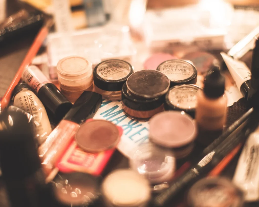 Sezer Reklam Ajansı - Dijital Dünyada İşletmenizin İhtiyacı Olan Her Şey Kurumsal Kimlik Tasarımı ile Güçlü Bir Marka İmajı Oluşturun Kurumsal kimlik tasarımı, markaların dış dünyaya karşı profesyonel, güvenilir ve akılda kalıcı bir izlenim yaratmalarının temel yoludur. Sezer Reklam Ajansı olarak; logo, kartvizit, antetli kağıt, kurumsal dosya ve katalog tasarımı gibi tüm kurumsal kimlik unsurlarını işletmenize özel olarak tasarlıyoruz. Markanızın değerlerini yansıtan tutarlı bir kimlik, hedef kitlenizin gözünde güçlü bir imaj oluşturur ve rakiplerinizin bir adım önüne geçmenizi sağlar. Kurumsal Web Tasarımı ile Profesyonel Online Varlık Bir web sitesi, dijital dünyada işletmenizin vitrini konumundadır. Sezer Reklam Ajansı, modern, mobil uyumlu, hızlı ve kullanıcı dostu kurumsal web tasarımları ile markanızı dijital ortamda başarıyla temsil eder. Her sektöre uygun özgün tasarımlar, müşteri memnuniyeti ve dönüşüm odaklı içerik yapısıyla birleşir. SEO uyumlu altyapımız sayesinde siteniz arama motorlarında daha görünür hale gelir. E-Ticaret Web Siteleri ile Satışa Dönüşen Trafik E-ticaret, günümüz ticaret dünyasının vazgeçilmez parçasıdır. Sezer Reklam Ajansı, işletmelere özel e-ticaret web siteleri ile ürünlerinizi 7/24 dünyanın her yerine satma imkanı sunar. Kullanıcı deneyimini ön planda tutan, güvenli ödeme sistemleri entegre edilmiş, SEO ve mobil uyumluluğu yüksek e-ticaret siteleriyle satışlarınızı artırın. SEO (Arama Motoru Optimizasyonu) ile Zirveye Çıkın İnternet kullanıcılarının büyük çoğunluğu arama motorları üzerinden bilgiye ulaşır. Sezer Reklam Ajansı, SEO hizmeti ile web sitenizin Google başta olmak üzere tüm arama motorlarında üst sıralarda yer almasını sağlar. Anahtar kelime analizi, içerik optimizasyonu, teknik SEO ve site hızı gibi unsurlar titizlikle uygulanır. Böylece organik trafiğiniz artar, satışlarınız büyür. SEO Danışmanlığı ile Stratejik Başarı Uzun vadeli SEO başarısı, stratejik planlama ve sürekli analiz gerektirir. Sezer Reklam Ajansı'nın sunduğu SEO danışmanlığı hizmetiyle, web sitenizin performansını analiz eder, eksiklerini belirler ve özel çözümler sunarız. Aylık raporlamalar, rekabet analizleri ve hedef odaklı SEO çalışmaları ile markanızı dijitalde sürdürülebilir başarıya ulaştırırız. SEM (Arama Motoru Pazarlaması) ile Anında Sonuç Google Ads gibi arama motoru reklamları, hedef kitlenize hızlı bir şekilde ulaşmanın etkili yoludur. Sezer Reklam Ajansı, SEM hizmetleriyle işletmenizin ürün veya hizmetlerini Google’da üst sıralara taşır. Reklam bütçenizi en verimli şekilde kullanarak maksimum dönüşüm sağlar, doğru anahtar kelimelerle hedef kitleye ulaşmanızı kolaylaştırır. Google Ads Yönetimi ile Yatırımınızı Kazanca Çevirin Google Ads kampanyalarının başarılı olması; doğru hedefleme, etkili reklam metinleri ve analiz odaklı yönetimle mümkündür. Sezer Reklam Ajansı, Google Ads reklamlarınızı profesyonelce yöneterek daha fazla tıklama, daha düşük maliyet ve daha yüksek dönüşüm oranı sağlar. Reklam bütçenizi kontrol altına alın, kazancınızı artırın. Sosyal Medya Reklam Yönetimi ile Etkileşim Artırın Facebook, Instagram ve diğer sosyal medya platformları, marka bilinirliğinizi artırmak için büyük fırsatlar sunar. Sezer Reklam Ajansı, sosyal medya reklam yönetimiyle hedef kitlenizi analiz eder, ilgi çekici reklam içerikleri üretir ve kampanyalarınızı etkili şekilde yönetir. Hedef kitlenize nokta atışı ulaşarak satışa dönüşen etkileşimler elde edin. Sosyal Medya Yönetimi ile Aktif Bir Marka Kimliği Markanızın sosyal medyada aktif ve etkili olması, dijital varlığınızı güçlendirir. Sezer Reklam Ajansı, sosyal medya hesaplarınız için düzenli içerik üretimi, takipçi etkileşimi ve marka kimliği yönetimi yapar. Hedef kitlenize uygun içerikler ile markanızı gündemde tutar, müşteri sadakati oluşturur. Google Haritalar Kaydı ile Yerel Görünürlüğünüzü Artırın Yerel işletmeler için Google Haritalar kaydı olmazsa olmazdır. Sezer Reklam Ajansı, işletmenizin Google Haritalar’da yer almasını sağlar, konum bilginiz ve iletişim detaylarınızla potansiyel müşterilere ulaşmanıza yardımcı olur. Haritalarda görünürlüğünüz artar, müşteri sayınız çoğalır. Dijital Marka Danışmanlığı ile Stratejik Büyüme Dijital marka danışmanlığı, markanızın online alanda nasıl konumlanacağına dair yol haritasıdır. Sezer Reklam Ajansı, dijital marka danışmanlığı hizmetiyle markanızın dijital varlıklarını analiz eder, hedef kitlenizi tanımlar ve doğru stratejilerle marka değerini artırır. E-Ticaret Danışmanlığı ile Başarıya Giden Yol E-ticaret sitesi olan işletmeler için satış artırma stratejileri, stok yönetimi ve dijital pazarlama planlaması kritik öneme sahiptir. Sezer Reklam Ajansı, e-ticaret danışmanlığı ile satışlarınıza ivme kazandırır, kullanıcı deneyimini geliştirir ve sürdürülebilir büyüme sağlar. Ürün Pazarlaması ile Etkili Tanıtım Ürün pazarlaması, doğru kitleye ulaşmanın temelidir. Sezer Reklam Ajansı, ürünlerinizi dijital ortamda öne çıkarmak için stratejik içerik üretimi, SEO, sosyal medya ve reklam yönetimi ile satışa dönüşen kampanyalar geliştirir. Grafik Tasarım ile Görselliğin Gücü Marka algısını belirleyen en önemli unsurlardan biri görsel tasarımdır. Sezer Reklam Ajansı, logo, afiş, broşür, sosyal medya tasarımı ve daha fazlasını içeren profesyonel grafik tasarım hizmeti sunar. Her detayda markanızın kimliğini yansıtır. Kurumsal Tanıtım Filmleri ile Profesyonel Sunum Tanıtım filmleri, işletmenizi etkili şekilde tanıtmanın ve güven oluşturmanın en iyi yoludur. Sezer Reklam Ajansı, yüksek kaliteli kurumsal tanıtım filmleri ile markanızın değerlerini hedef kitlenize en iyi şekilde yansıtır. Marka ve Ürün Videoları ile Satış Artırıcı Etki Ürün tanıtım videoları, müşteri karar sürecini hızlandırır. Sezer Reklam Ajansı, kreatif video içerikleri ile ürünlerinizi görsel olarak tanıtır, müşterilerinizin ilgisini çeker ve satışlarınızı artırır. Reklam ve Kampanya Filmleri ile Etkileşim Reklam kampanyalarınızı profesyonel videolarla destekleyerek dikkat çekin. Sezer Reklam Ajansı, yaratıcı senaryolar ve kaliteli prodüksiyon ile marka mesajınızı güçlü bir şekilde hedef kitlenize ulaştırır. Etkinlik ve Organizasyon Videoları ile Kalıcı İzlenim Etkinliklerinizi ve organizasyonlarınızı etkileyici videolarla ölümsüzleştirin. Sezer Reklam Ajansı, özel günlerinizi veya kurumsal etkinliklerinizi profesyonel çekimlerle kaydeder, sosyal medya ve tanıtım amaçlı kullanıma hazır hale getirir. Drone Çekimi ile Fark Yaratan Görseller Yüksek çözünürlüklü drone çekimleri, özellikle tanıtım filmleri ve etkinlik videolarında dikkat çekici sonuçlar sunar. Sezer Reklam Ajansı, profesyonel drone çekimi hizmeti ile projelerinize hava görüntüleriyle zenginlik katar. Örnek çalışmalarımıza göz atmak için iletişime geçin. Google Ads ve Sosyal Medya Reklam Yönetimi ile Dönüşüm Artışı Sezer Reklam Ajansı, Google Ads ve sosyal medya reklam yönetimini entegre şekilde sunarak bütçenizi etkili kullanır, maksimum geri dönüş sağlar. Hedef kitle analizi, reklam optimizasyonu ve detaylı raporlama ile reklam yatırımlarınızdan maksimum verim alın. Sezer Reklam Ajansı ile markanızı dijital dünyada güçlendirin. Tüm hizmetlerimizi detaylı incelemek için resmi web sitemizi ziyaret edin. Meta açıklama: Sezer Reklam Ajansı ile kurumsal kimlik, web tasarım, SEO, Google Ads ve sosyal medya reklamlarıyla dijital dünyada markanızı büyütün.