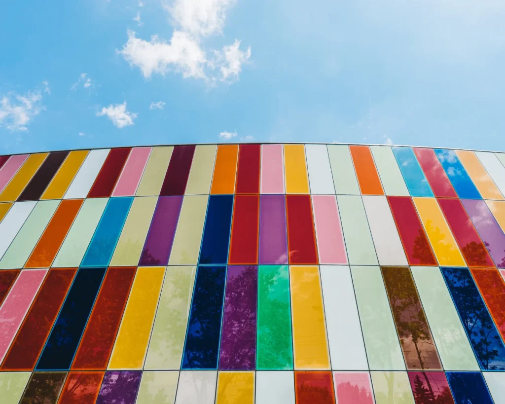 Sezer Reklam Ajansı - Dijital Dünyada İşletmenizin İhtiyacı Olan Her Şey Kurumsal Kimlik Tasarımı ile Güçlü Bir Marka İmajı Oluşturun Kurumsal kimlik tasarımı, markaların dış dünyaya karşı profesyonel, güvenilir ve akılda kalıcı bir izlenim yaratmalarının temel yoludur. Sezer Reklam Ajansı olarak; logo, kartvizit, antetli kağıt, kurumsal dosya ve katalog tasarımı gibi tüm kurumsal kimlik unsurlarını işletmenize özel olarak tasarlıyoruz. Markanızın değerlerini yansıtan tutarlı bir kimlik, hedef kitlenizin gözünde güçlü bir imaj oluşturur ve rakiplerinizin bir adım önüne geçmenizi sağlar. Kurumsal Web Tasarımı ile Profesyonel Online Varlık Bir web sitesi, dijital dünyada işletmenizin vitrini konumundadır. Sezer Reklam Ajansı, modern, mobil uyumlu, hızlı ve kullanıcı dostu kurumsal web tasarımları ile markanızı dijital ortamda başarıyla temsil eder. Her sektöre uygun özgün tasarımlar, müşteri memnuniyeti ve dönüşüm odaklı içerik yapısıyla birleşir. SEO uyumlu altyapımız sayesinde siteniz arama motorlarında daha görünür hale gelir. E-Ticaret Web Siteleri ile Satışa Dönüşen Trafik E-ticaret, günümüz ticaret dünyasının vazgeçilmez parçasıdır. Sezer Reklam Ajansı, işletmelere özel e-ticaret web siteleri ile ürünlerinizi 7/24 dünyanın her yerine satma imkanı sunar. Kullanıcı deneyimini ön planda tutan, güvenli ödeme sistemleri entegre edilmiş, SEO ve mobil uyumluluğu yüksek e-ticaret siteleriyle satışlarınızı artırın. SEO (Arama Motoru Optimizasyonu) ile Zirveye Çıkın İnternet kullanıcılarının büyük çoğunluğu arama motorları üzerinden bilgiye ulaşır. Sezer Reklam Ajansı, SEO hizmeti ile web sitenizin Google başta olmak üzere tüm arama motorlarında üst sıralarda yer almasını sağlar. Anahtar kelime analizi, içerik optimizasyonu, teknik SEO ve site hızı gibi unsurlar titizlikle uygulanır. Böylece organik trafiğiniz artar, satışlarınız büyür. SEO Danışmanlığı ile Stratejik Başarı Uzun vadeli SEO başarısı, stratejik planlama ve sürekli analiz gerektirir. Sezer Reklam Ajansı'nın sunduğu SEO danışmanlığı hizmetiyle, web sitenizin performansını analiz eder, eksiklerini belirler ve özel çözümler sunarız. Aylık raporlamalar, rekabet analizleri ve hedef odaklı SEO çalışmaları ile markanızı dijitalde sürdürülebilir başarıya ulaştırırız. SEM (Arama Motoru Pazarlaması) ile Anında Sonuç Google Ads gibi arama motoru reklamları, hedef kitlenize hızlı bir şekilde ulaşmanın etkili yoludur. Sezer Reklam Ajansı, SEM hizmetleriyle işletmenizin ürün veya hizmetlerini Google’da üst sıralara taşır. Reklam bütçenizi en verimli şekilde kullanarak maksimum dönüşüm sağlar, doğru anahtar kelimelerle hedef kitleye ulaşmanızı kolaylaştırır. Google Ads Yönetimi ile Yatırımınızı Kazanca Çevirin Google Ads kampanyalarının başarılı olması; doğru hedefleme, etkili reklam metinleri ve analiz odaklı yönetimle mümkündür. Sezer Reklam Ajansı, Google Ads reklamlarınızı profesyonelce yöneterek daha fazla tıklama, daha düşük maliyet ve daha yüksek dönüşüm oranı sağlar. Reklam bütçenizi kontrol altına alın, kazancınızı artırın. Sosyal Medya Reklam Yönetimi ile Etkileşim Artırın Facebook, Instagram ve diğer sosyal medya platformları, marka bilinirliğinizi artırmak için büyük fırsatlar sunar. Sezer Reklam Ajansı, sosyal medya reklam yönetimiyle hedef kitlenizi analiz eder, ilgi çekici reklam içerikleri üretir ve kampanyalarınızı etkili şekilde yönetir. Hedef kitlenize nokta atışı ulaşarak satışa dönüşen etkileşimler elde edin. Sosyal Medya Yönetimi ile Aktif Bir Marka Kimliği Markanızın sosyal medyada aktif ve etkili olması, dijital varlığınızı güçlendirir. Sezer Reklam Ajansı, sosyal medya hesaplarınız için düzenli içerik üretimi, takipçi etkileşimi ve marka kimliği yönetimi yapar. Hedef kitlenize uygun içerikler ile markanızı gündemde tutar, müşteri sadakati oluşturur. Google Haritalar Kaydı ile Yerel Görünürlüğünüzü Artırın Yerel işletmeler için Google Haritalar kaydı olmazsa olmazdır. Sezer Reklam Ajansı, işletmenizin Google Haritalar’da yer almasını sağlar, konum bilginiz ve iletişim detaylarınızla potansiyel müşterilere ulaşmanıza yardımcı olur. Haritalarda görünürlüğünüz artar, müşteri sayınız çoğalır. Dijital Marka Danışmanlığı ile Stratejik Büyüme Dijital marka danışmanlığı, markanızın online alanda nasıl konumlanacağına dair yol haritasıdır. Sezer Reklam Ajansı, dijital marka danışmanlığı hizmetiyle markanızın dijital varlıklarını analiz eder, hedef kitlenizi tanımlar ve doğru stratejilerle marka değerini artırır. E-Ticaret Danışmanlığı ile Başarıya Giden Yol E-ticaret sitesi olan işletmeler için satış artırma stratejileri, stok yönetimi ve dijital pazarlama planlaması kritik öneme sahiptir. Sezer Reklam Ajansı, e-ticaret danışmanlığı ile satışlarınıza ivme kazandırır, kullanıcı deneyimini geliştirir ve sürdürülebilir büyüme sağlar. Ürün Pazarlaması ile Etkili Tanıtım Ürün pazarlaması, doğru kitleye ulaşmanın temelidir. Sezer Reklam Ajansı, ürünlerinizi dijital ortamda öne çıkarmak için stratejik içerik üretimi, SEO, sosyal medya ve reklam yönetimi ile satışa dönüşen kampanyalar geliştirir. Grafik Tasarım ile Görselliğin Gücü Marka algısını belirleyen en önemli unsurlardan biri görsel tasarımdır. Sezer Reklam Ajansı, logo, afiş, broşür, sosyal medya tasarımı ve daha fazlasını içeren profesyonel grafik tasarım hizmeti sunar. Her detayda markanızın kimliğini yansıtır. Kurumsal Tanıtım Filmleri ile Profesyonel Sunum Tanıtım filmleri, işletmenizi etkili şekilde tanıtmanın ve güven oluşturmanın en iyi yoludur. Sezer Reklam Ajansı, yüksek kaliteli kurumsal tanıtım filmleri ile markanızın değerlerini hedef kitlenize en iyi şekilde yansıtır. Marka ve Ürün Videoları ile Satış Artırıcı Etki Ürün tanıtım videoları, müşteri karar sürecini hızlandırır. Sezer Reklam Ajansı, kreatif video içerikleri ile ürünlerinizi görsel olarak tanıtır, müşterilerinizin ilgisini çeker ve satışlarınızı artırır. Reklam ve Kampanya Filmleri ile Etkileşim Reklam kampanyalarınızı profesyonel videolarla destekleyerek dikkat çekin. Sezer Reklam Ajansı, yaratıcı senaryolar ve kaliteli prodüksiyon ile marka mesajınızı güçlü bir şekilde hedef kitlenize ulaştırır. Etkinlik ve Organizasyon Videoları ile Kalıcı İzlenim Etkinliklerinizi ve organizasyonlarınızı etkileyici videolarla ölümsüzleştirin. Sezer Reklam Ajansı, özel günlerinizi veya kurumsal etkinliklerinizi profesyonel çekimlerle kaydeder, sosyal medya ve tanıtım amaçlı kullanıma hazır hale getirir. Drone Çekimi ile Fark Yaratan Görseller Yüksek çözünürlüklü drone çekimleri, özellikle tanıtım filmleri ve etkinlik videolarında dikkat çekici sonuçlar sunar. Sezer Reklam Ajansı, profesyonel drone çekimi hizmeti ile projelerinize hava görüntüleriyle zenginlik katar. Örnek çalışmalarımıza göz atmak için iletişime geçin. Google Ads ve Sosyal Medya Reklam Yönetimi ile Dönüşüm Artışı Sezer Reklam Ajansı, Google Ads ve sosyal medya reklam yönetimini entegre şekilde sunarak bütçenizi etkili kullanır, maksimum geri dönüş sağlar. Hedef kitle analizi, reklam optimizasyonu ve detaylı raporlama ile reklam yatırımlarınızdan maksimum verim alın. Sezer Reklam Ajansı ile markanızı dijital dünyada güçlendirin. Tüm hizmetlerimizi detaylı incelemek için resmi web sitemizi ziyaret edin. Meta açıklama: Sezer Reklam Ajansı ile kurumsal kimlik, web tasarım, SEO, Google Ads ve sosyal medya reklamlarıyla dijital dünyada markanızı büyütün.